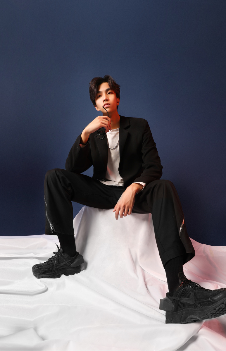 帅哥说他笑起来不好看第一次拍照有点紧张