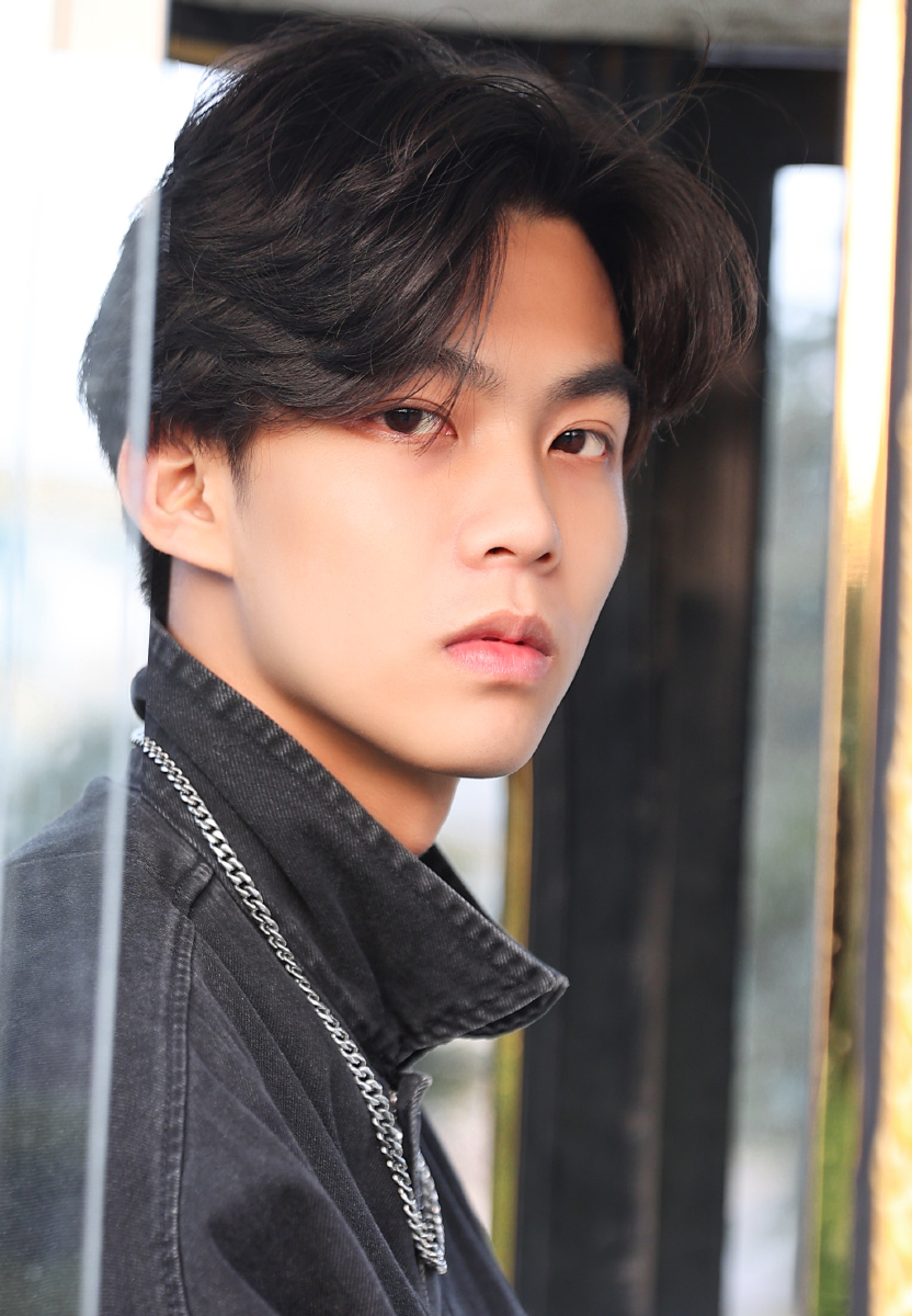 帅哥说他笑起来不好看第一次拍照有点紧张