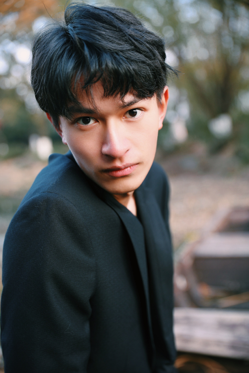 冬天帅哥写真有点冷穿的有点少