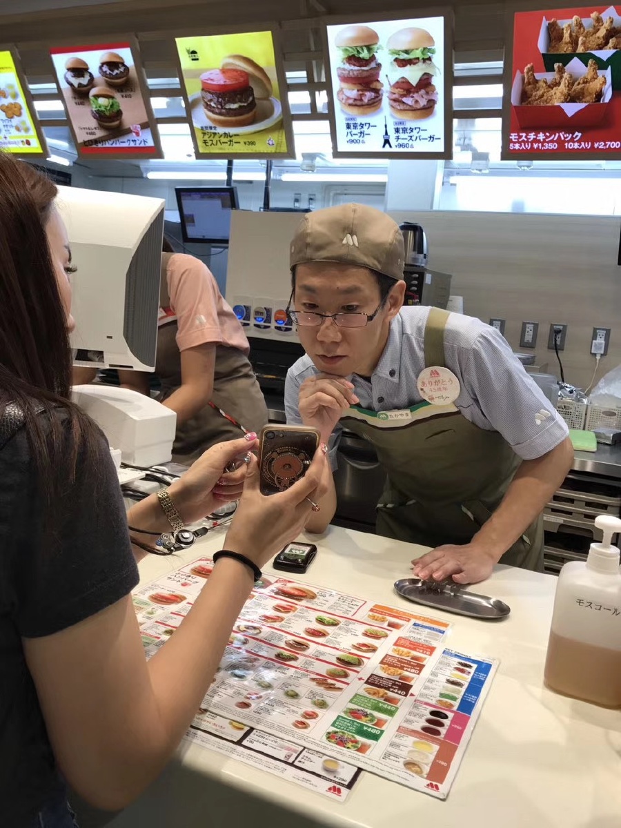 小伙吃卫龙辣条图片真实