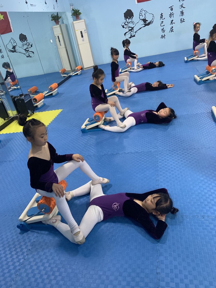 儿童舞蹈腹肌训练视频下载,背部肌肉训练有助孩子练习身体平衡