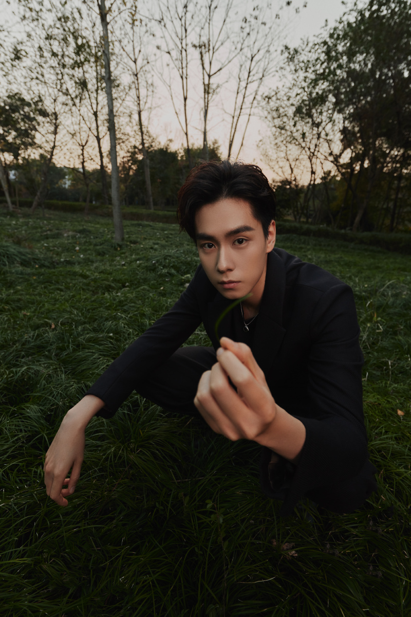 请欣赏来自胡老师的西装杀这修长的手指这超高的颜值