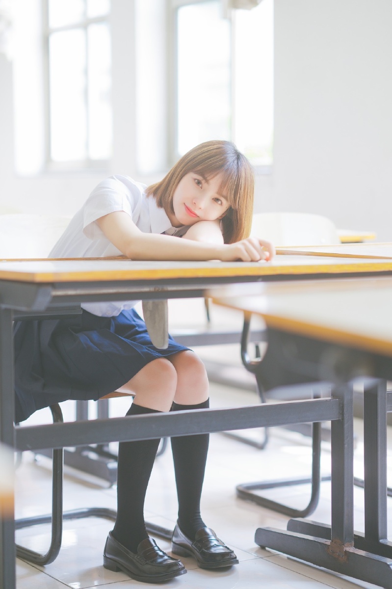 短发女生清纯可爱