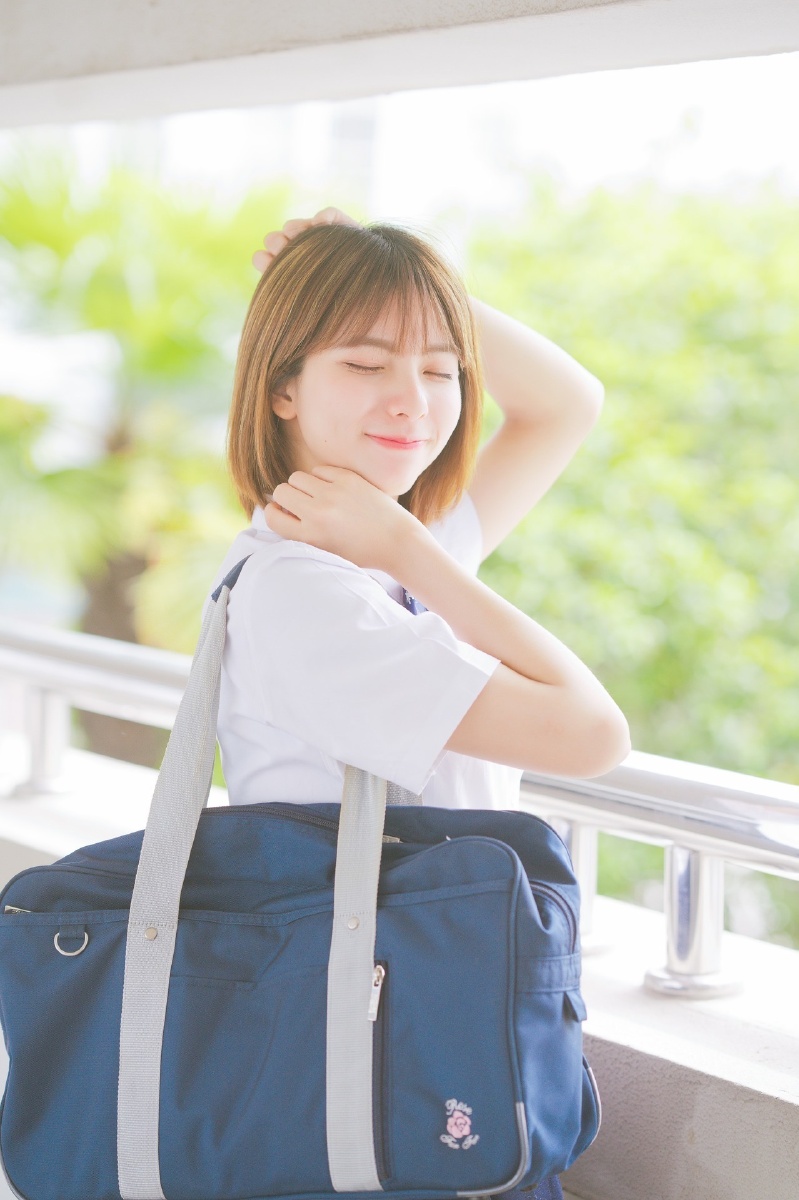 短发女生清纯可爱