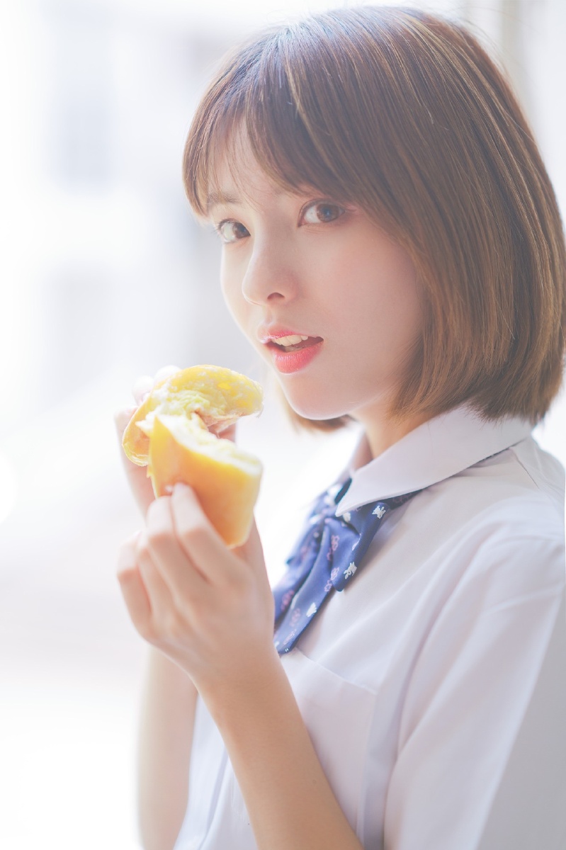 短发女生清纯可爱