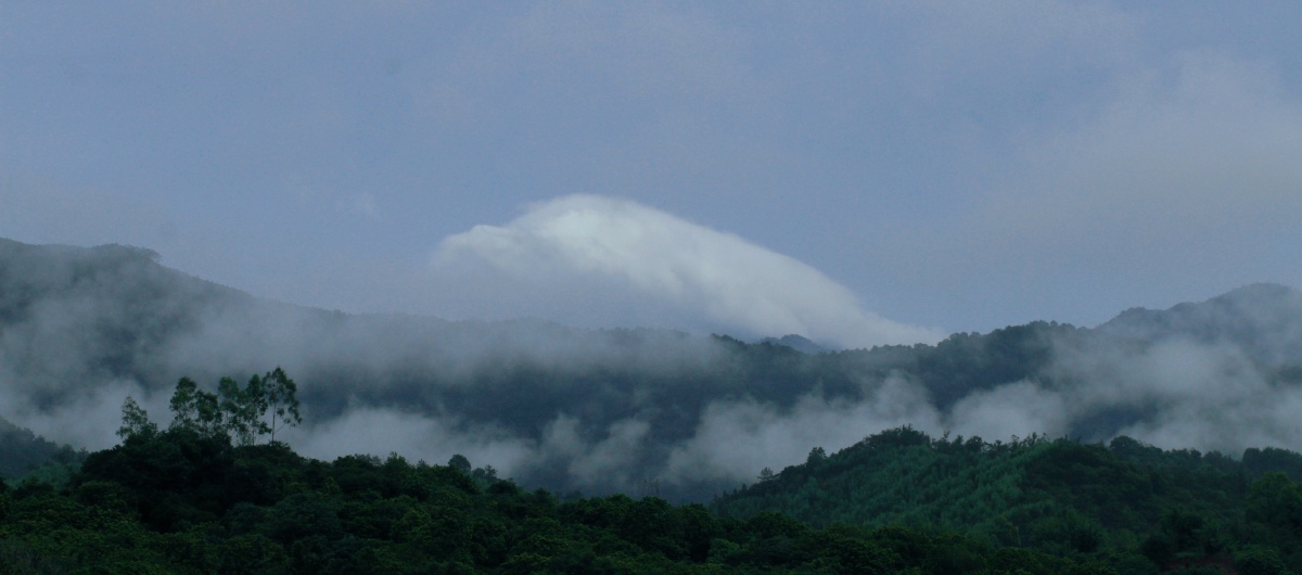 雨后山景