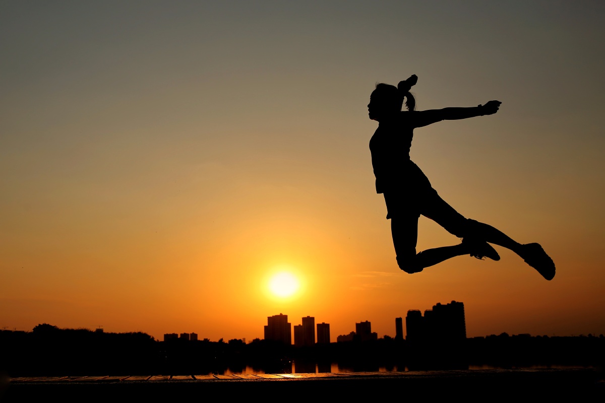 日落时分#剪映#运动之美 - 贡嘎山的云