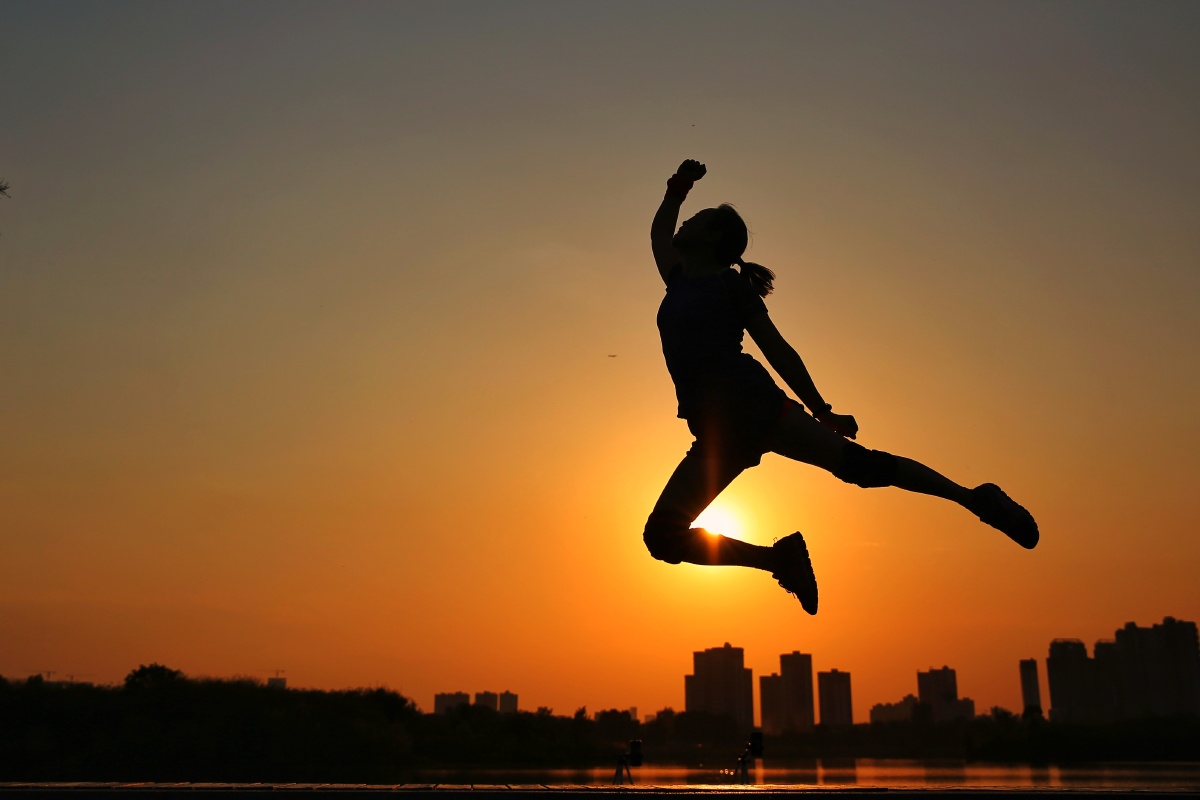 日落时分#剪映#运动之美 - 贡嘎山的云