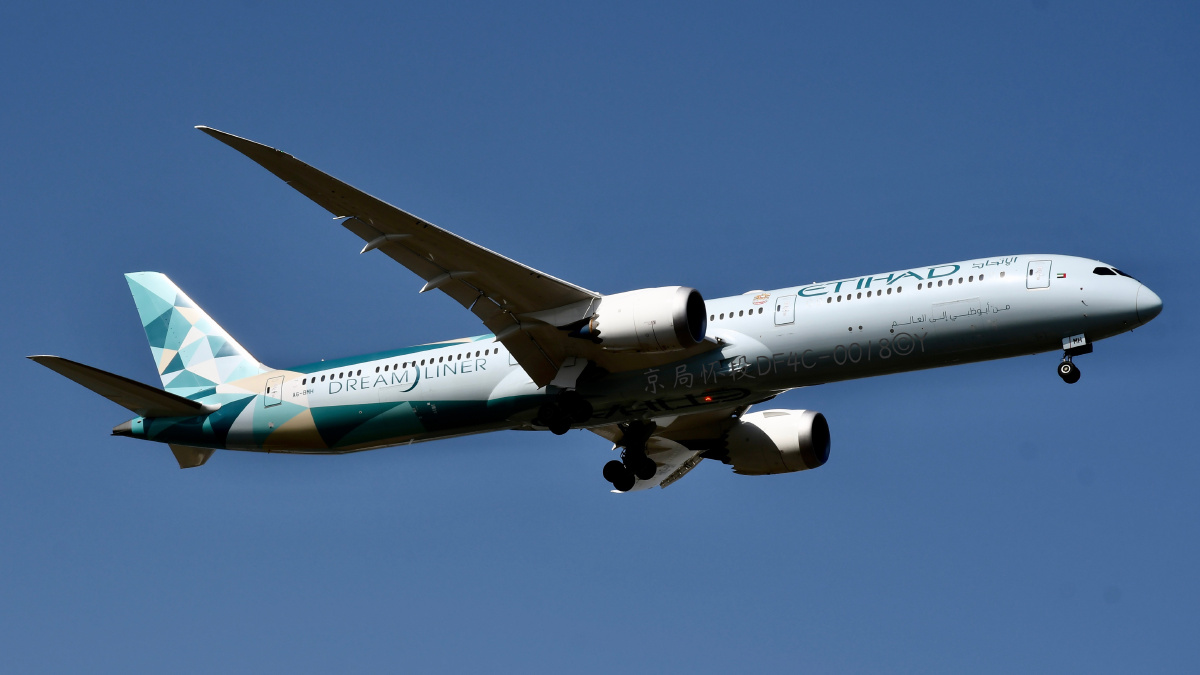 阿提哈德航空「greenliner」彩绘b787-10值飞ey9877落地北京首都机场