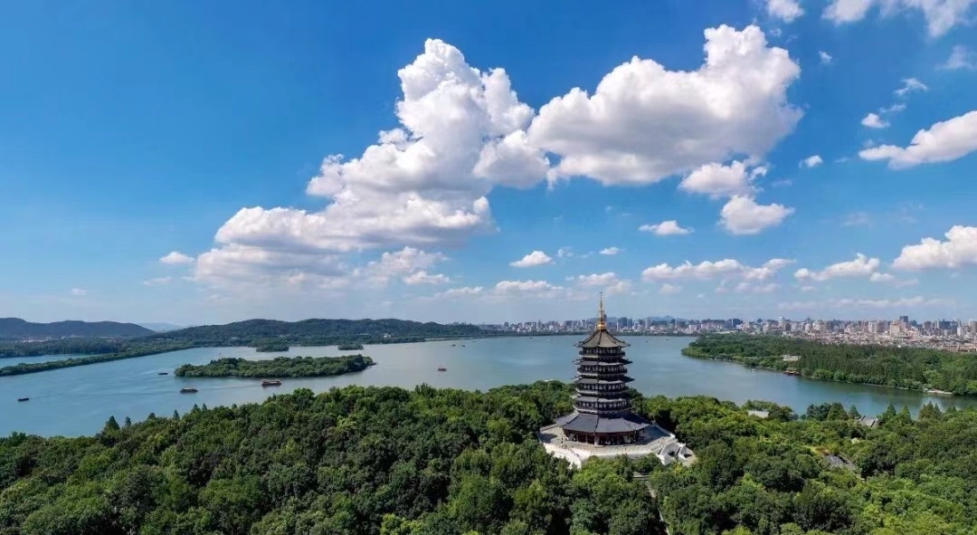 九月的西湖蓝天白云山青水秀