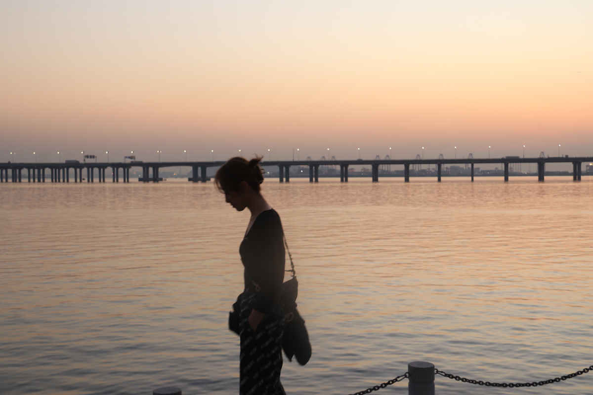 孩童年轻人情侣父子都在夕阳的沐浴下享受着生活