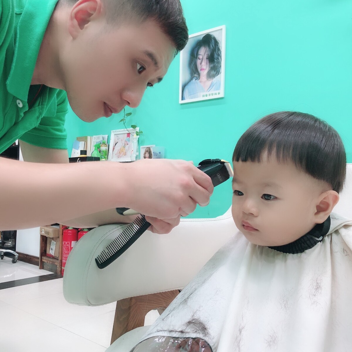 广州男孩自己动手剪发型理发师都看傻眼