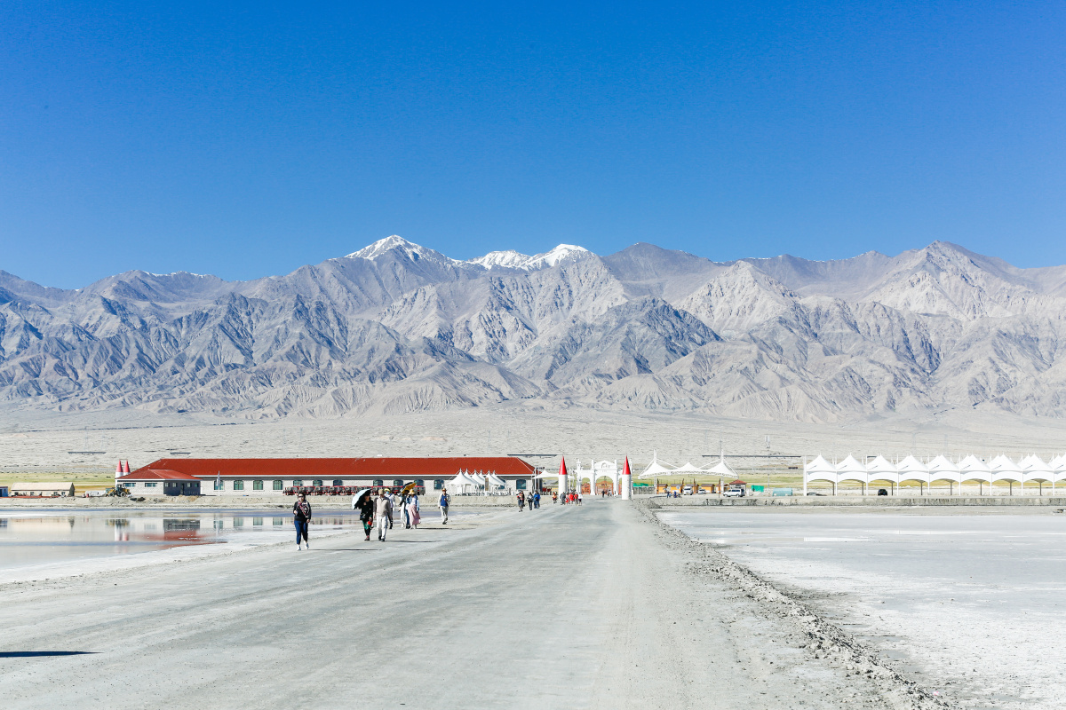 青海大柴旦翡翠湖——位于青海省海西蒙古族藏族自治州大柴旦行政区