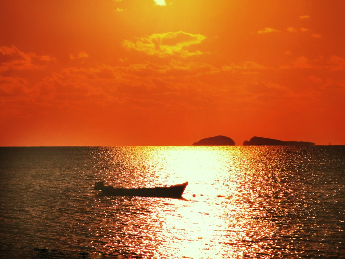 沐浴在夕阳下的孤舟