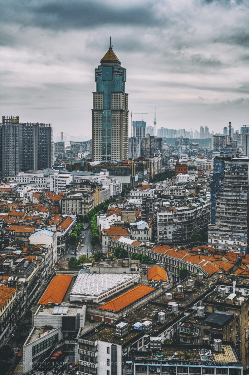 武汉繁华的商业中心,虽没有高楼林立,但依旧车水马龙,红瓦灰墙老建筑