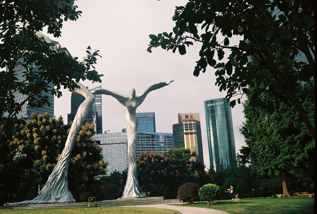 早上散步到陆家嘴中心公园 拍了这个雕塑 开始还很黑 拍了两张之后