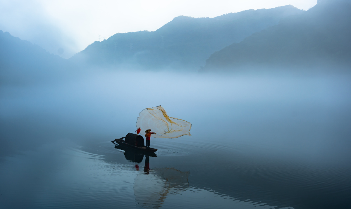雾漫小东江渔翁撒网