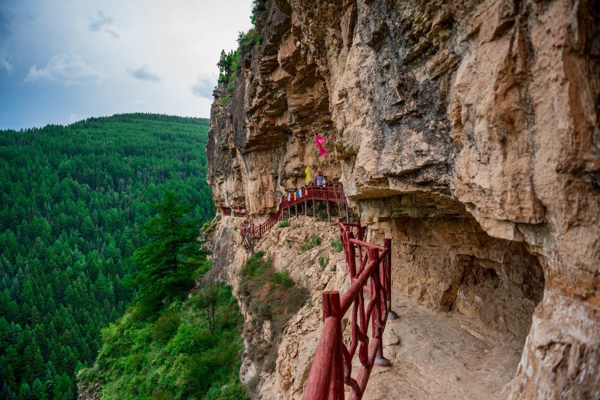 芦芽山,悬空栈道秋水长天关注