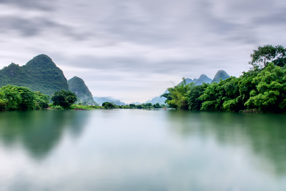 徜徉在遇龙河的寂静山水间