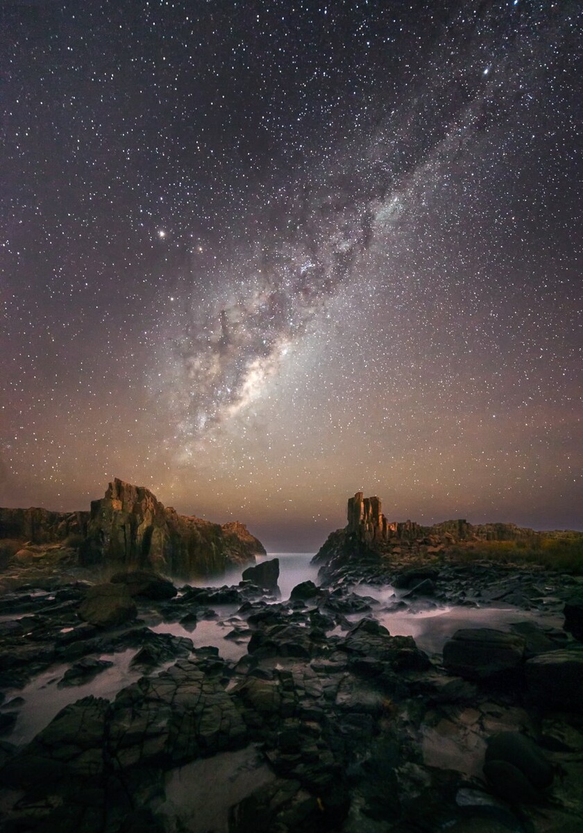 Bombo， Australia<br />
这是上星期五同几位基友一起去bombo拍的另一张星空，也是由两张合成，前景曝8分钟，天空曝25秒，加蒙板合成，因为曝光时间长，前景热噪点很多，试下用半岛雪人插件降噪，效果还真不错，背景试了多张对齐合成，效果不理想，最后还是单张更好，用雪人搜星，加nik降噪，最终做成这样的效果，多谢老友Alex Tang 的教程。