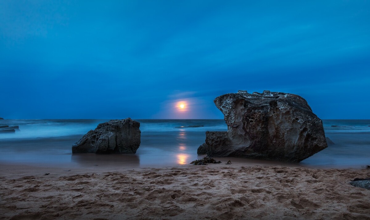 昨天满月，月出时间正好也在blue hour, 傍晚时分相约来到 turimetta beach，云太厚，没有期待中紫红光，只有灰蓝的天空, 月出时透过云厚发淡淡紫光。