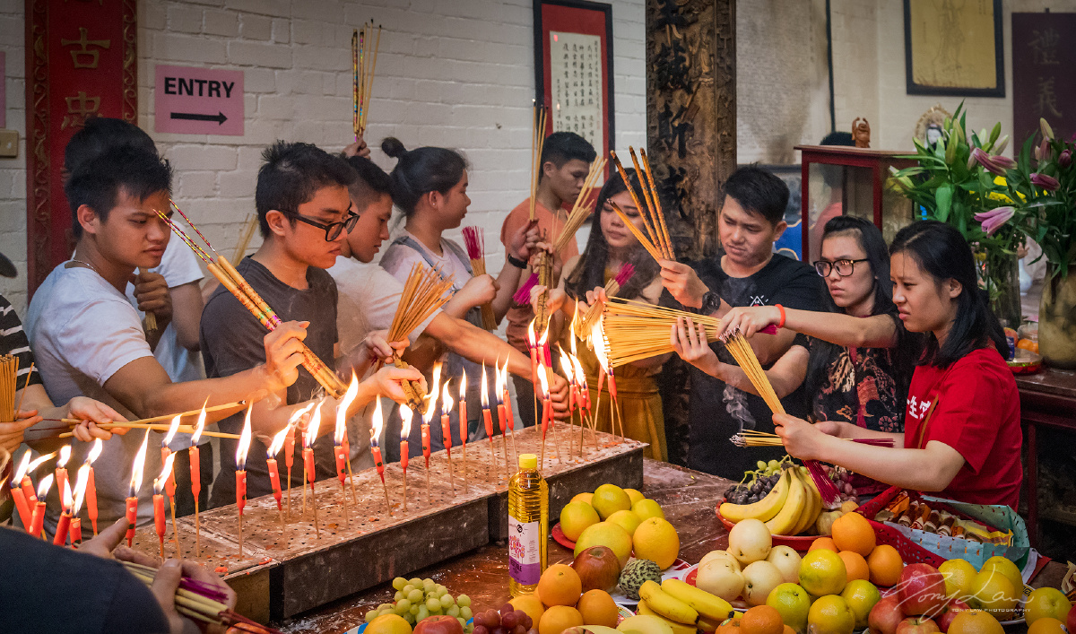 农历年三十晚悉尼四邑关帝庙香客烧香祈福