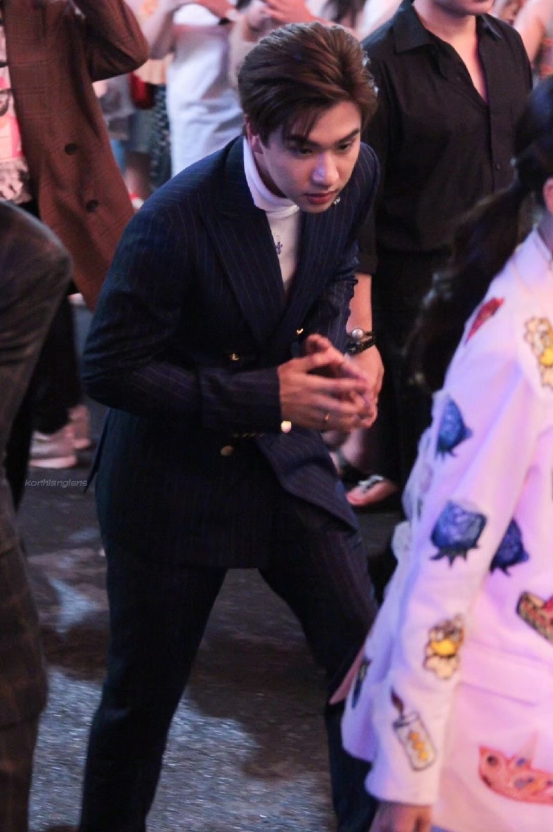 西装高领王俊勇