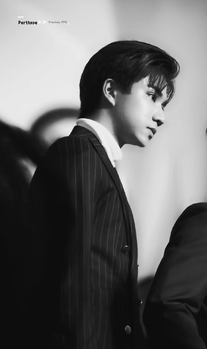 西装高领王俊勇