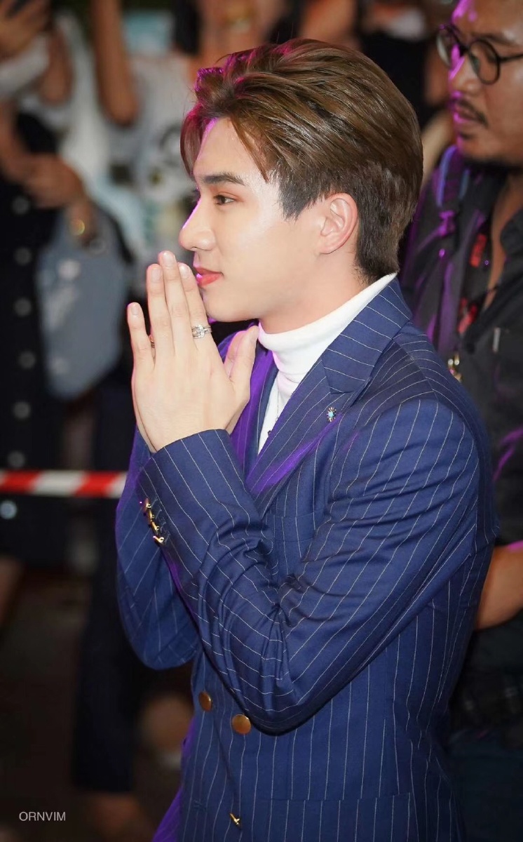 西装高领王俊勇