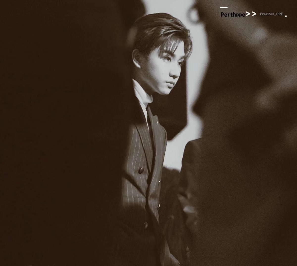 西装高领王俊勇