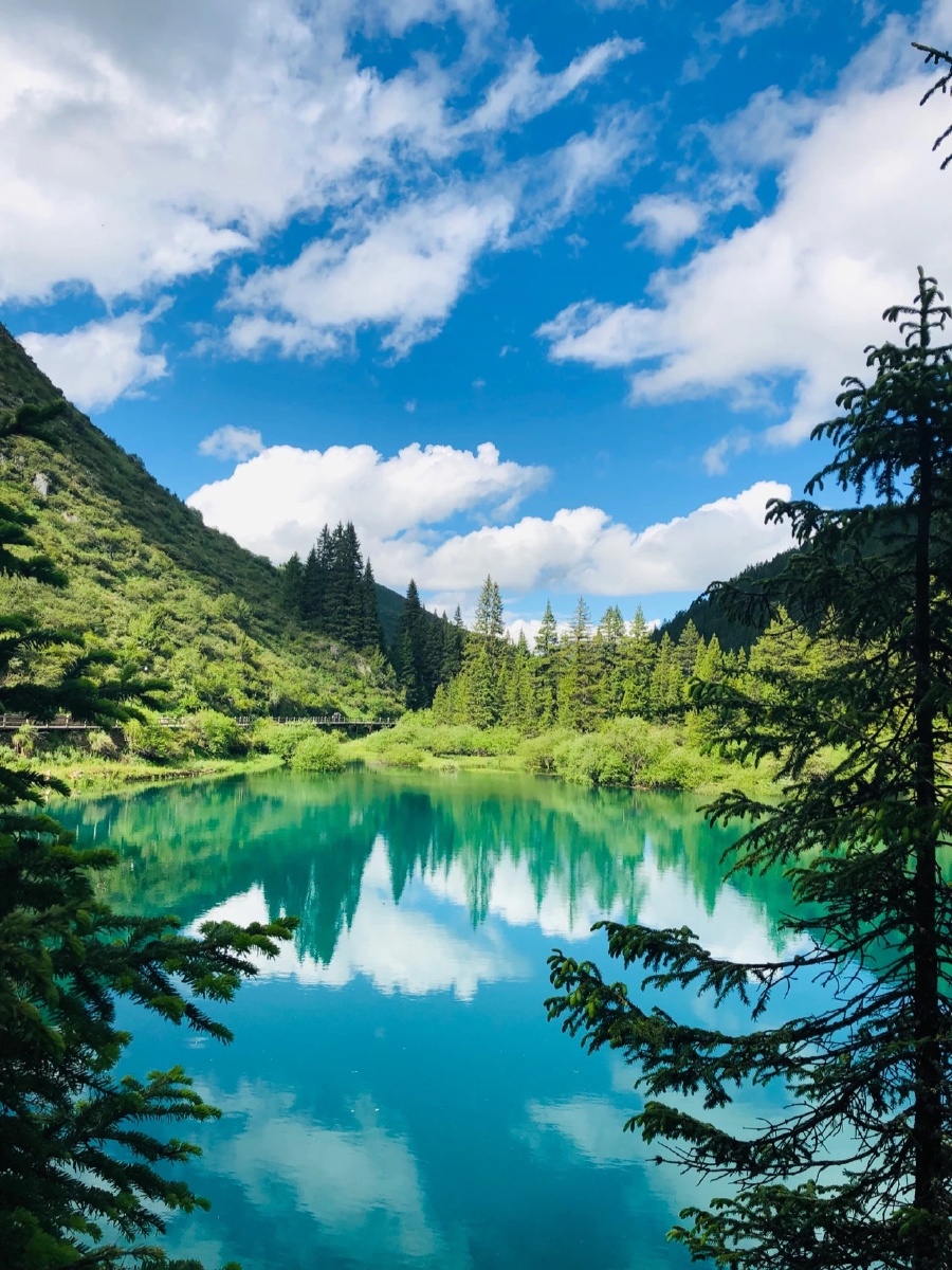 阿坝州盛夏时节从夕阳里看冰川和雪峰仿佛走进了电影场景中