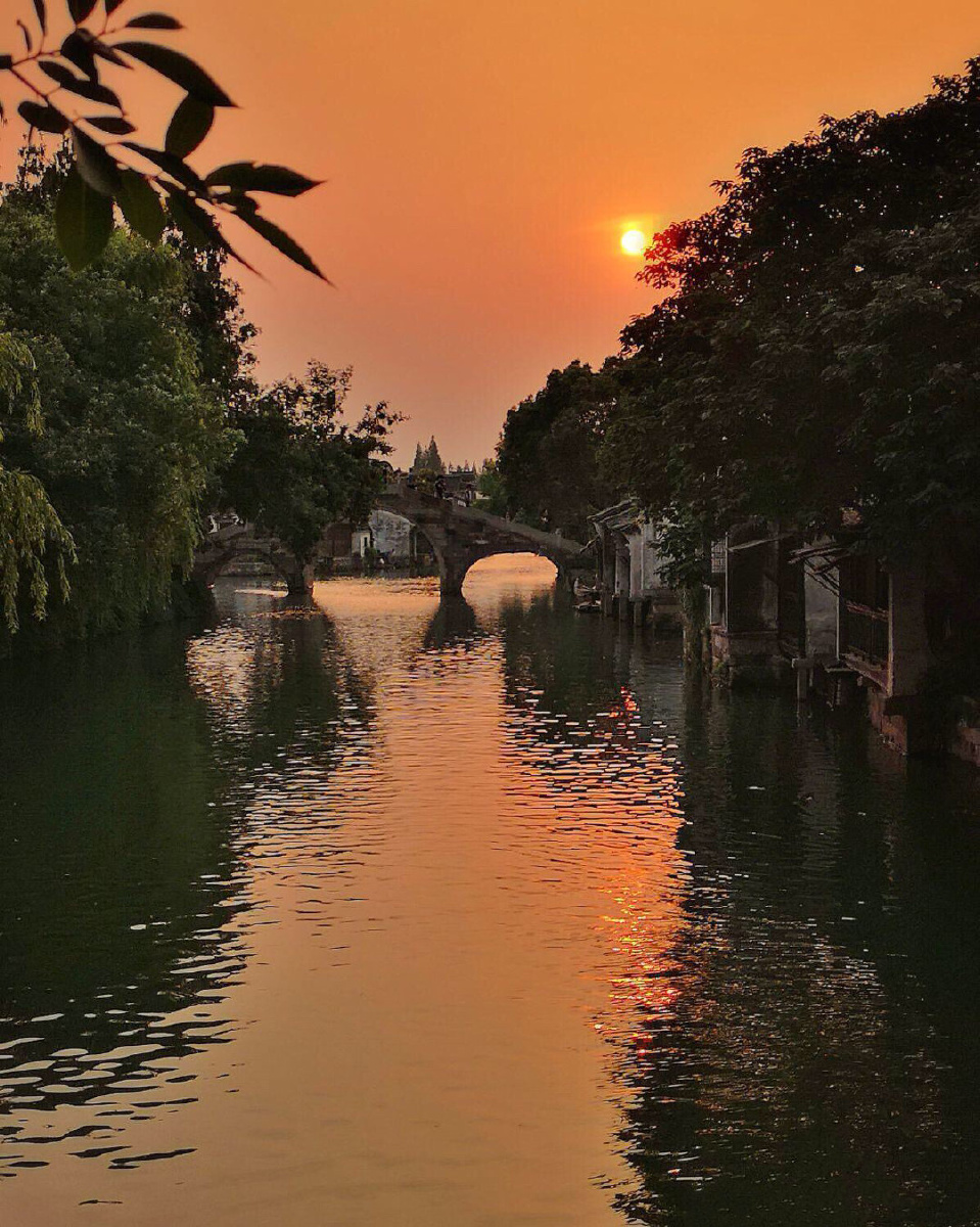 乌镇的落日余晖真的让人思乡情切676767