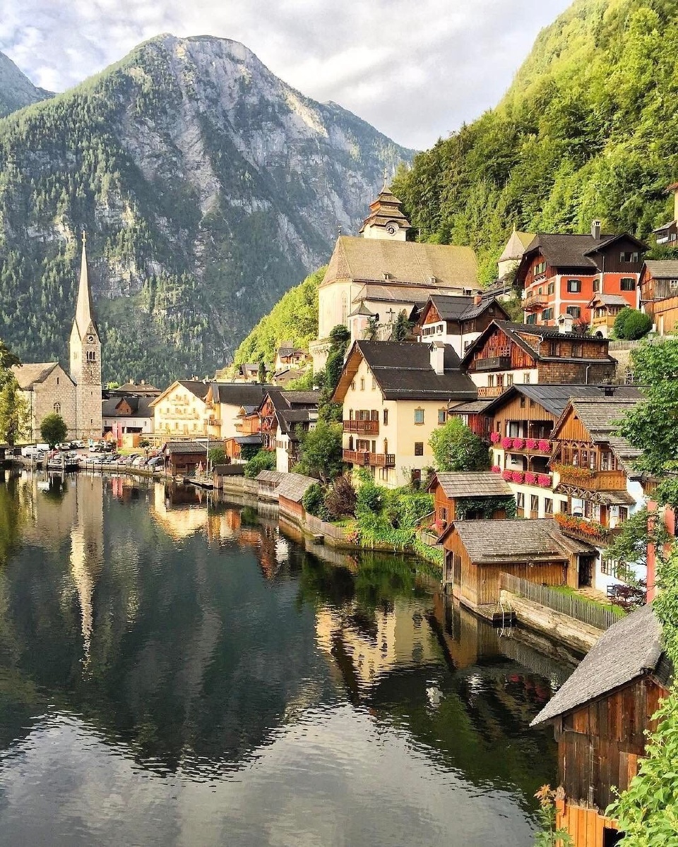 湖畔小镇奥地利哈尔施塔特的盛夏清晨676767