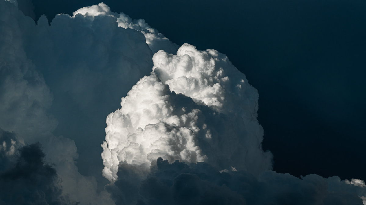 匈牙利巴拉顿湖雷雨风暴来临前汹涌变幻的云朵