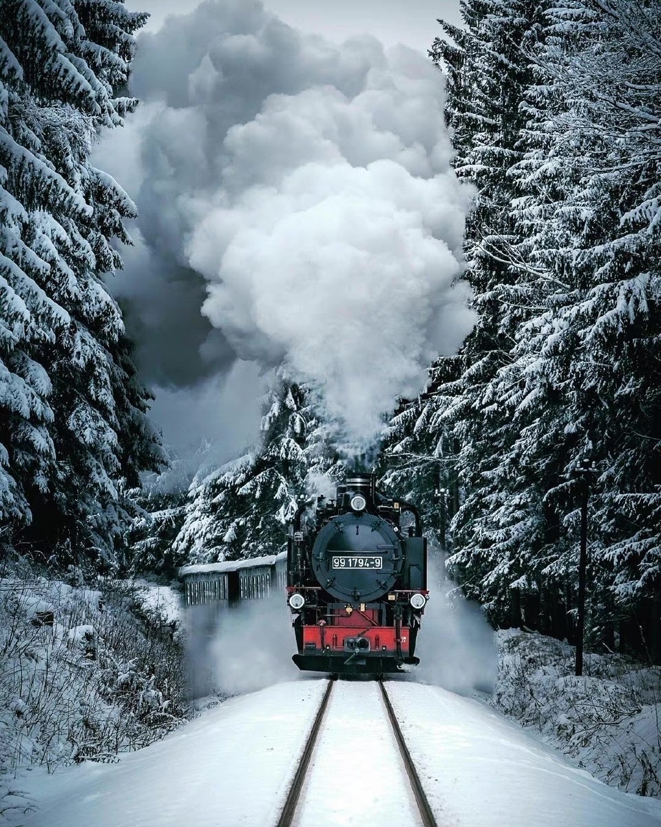 火车轰隆隆驶向远方那是呼啸而过的人生676767