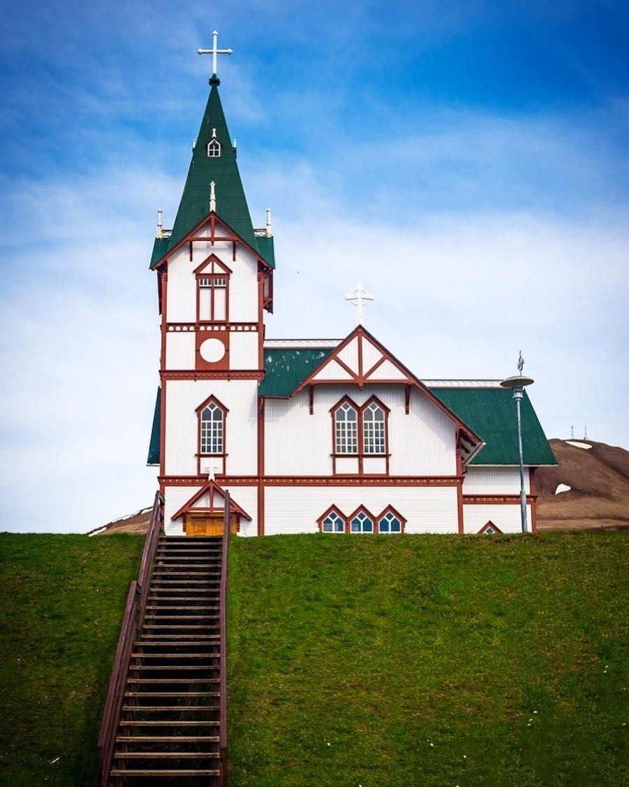 冰岛小教堂鲜艳而可爱676767