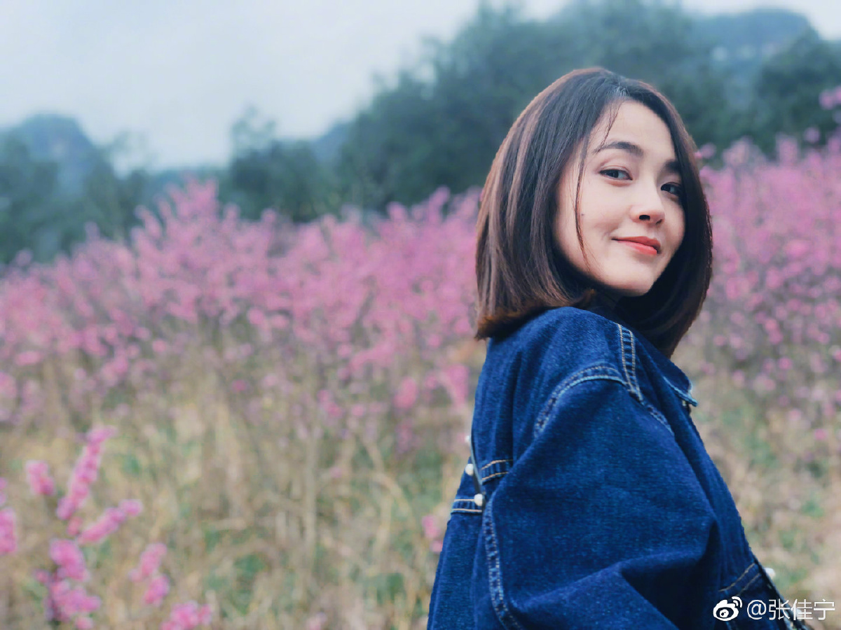 最近捕捉到一位爱笑的小姐姐笑起来真的超甜