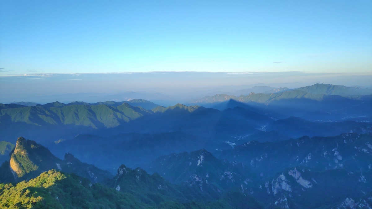 群山环抱,饰人间