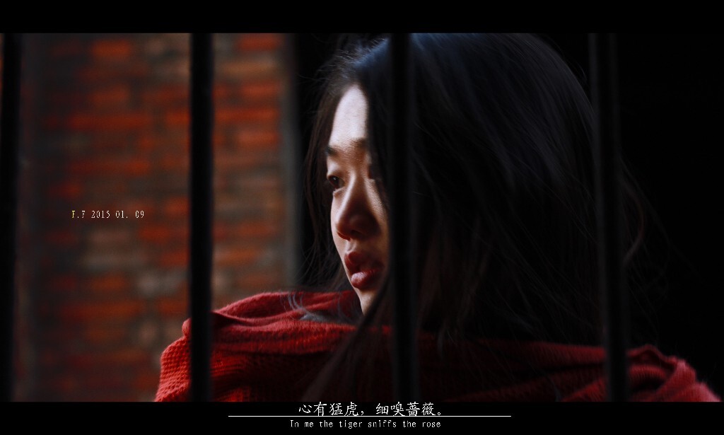 心有猛虎，细嗅蔷薇In me the tiger sniffs the rose.