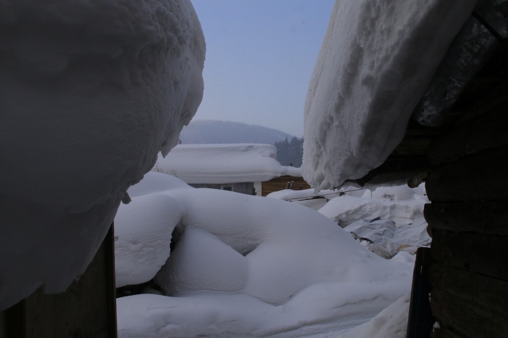 雪满屋房照片描述