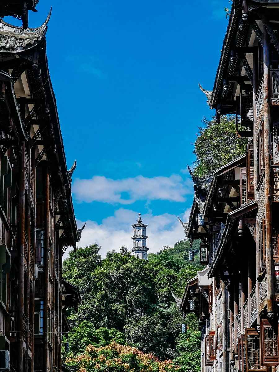 四川都江堰灵岩寺,人称"灵岩圣灯"