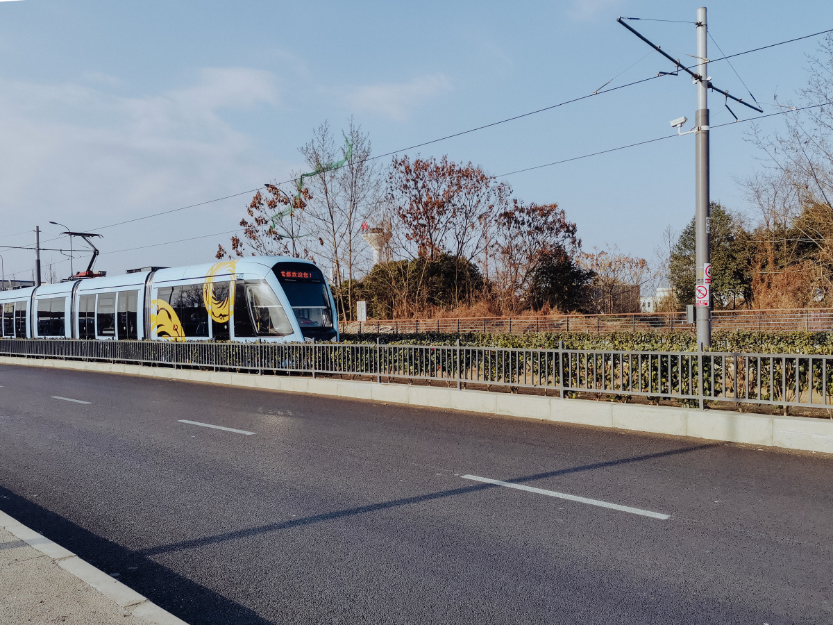 成都西源大道上的有轨电车