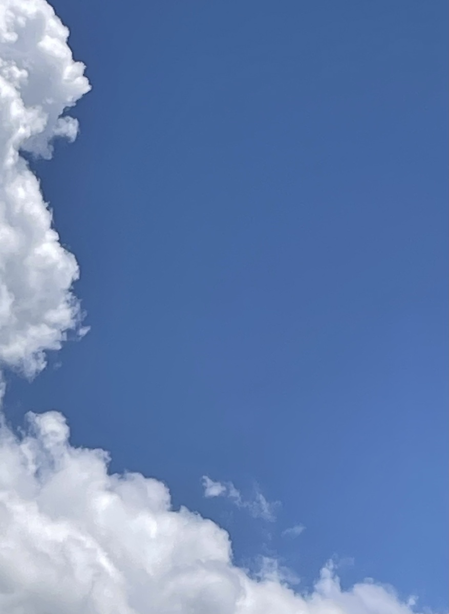 蓝底白云边框背景图海报天空素材