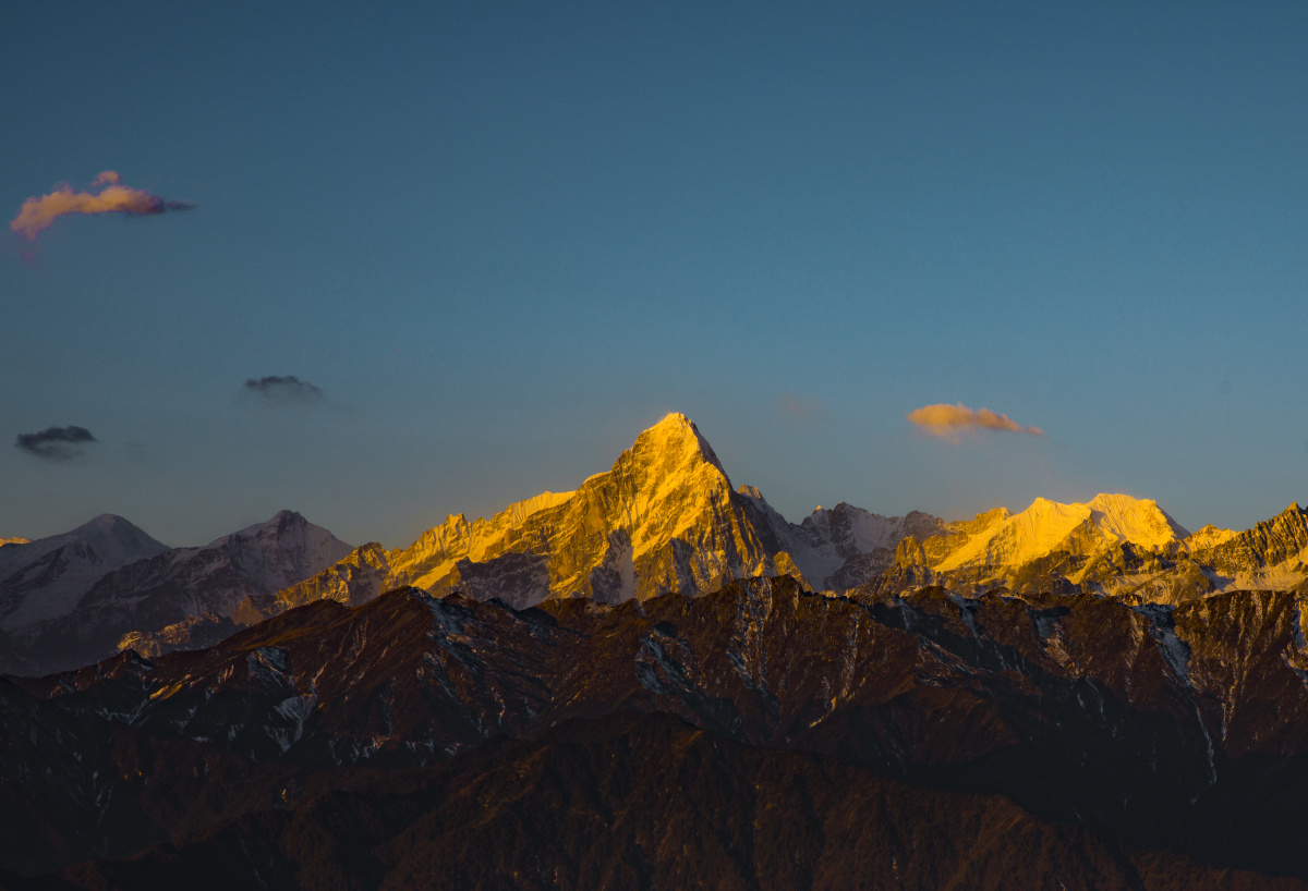 日照金山爱德嘉峰拍摄于华尖山