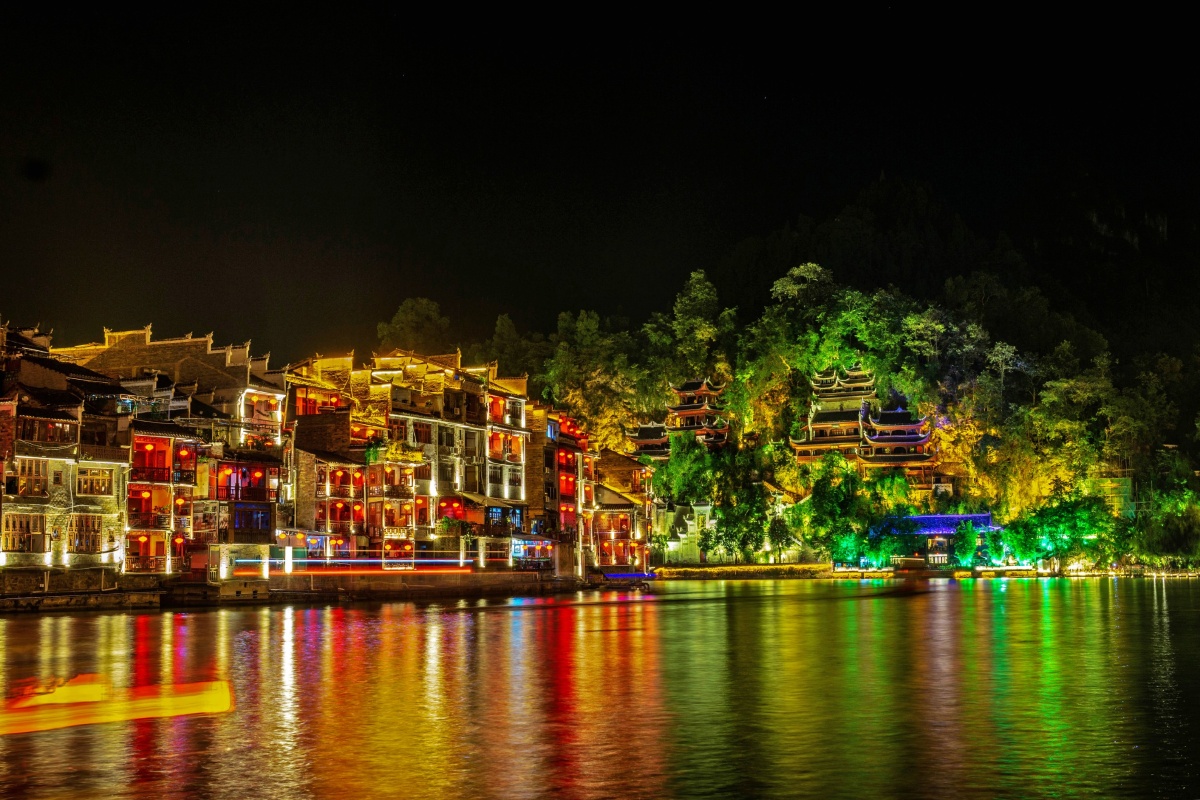镇远街头夜景