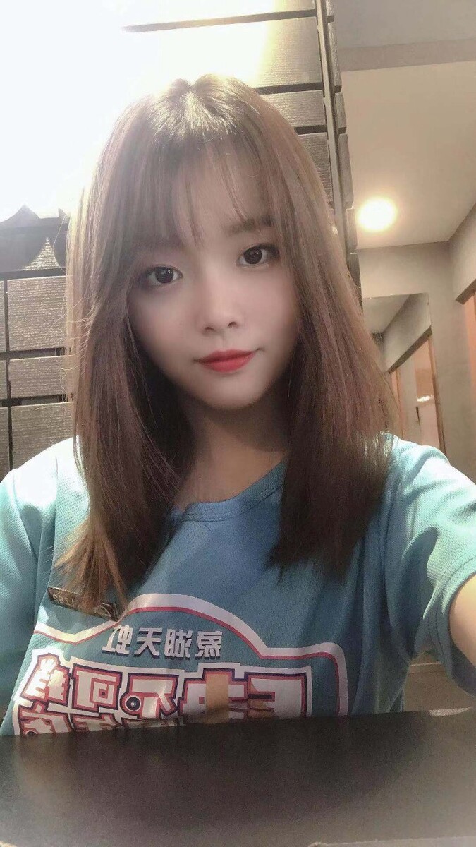浅棕头发图片女生