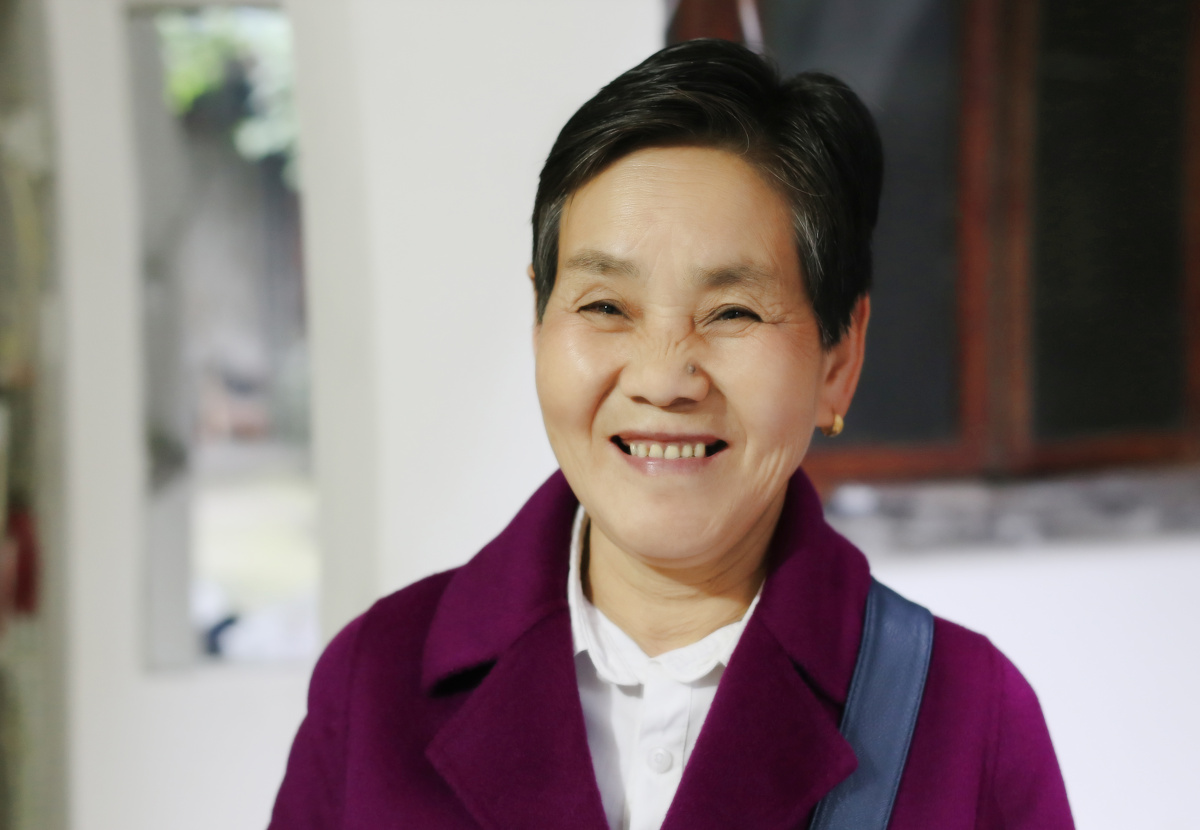 为了让奶奶走出来,准备出门去玩,我夸奶奶穿着一件很漂亮很艳色的外套