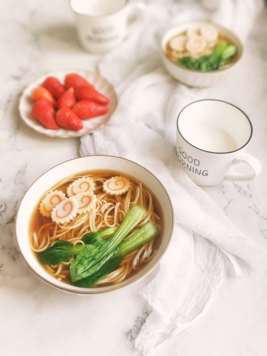 小学生早餐记清汤面77牛奶77草莓