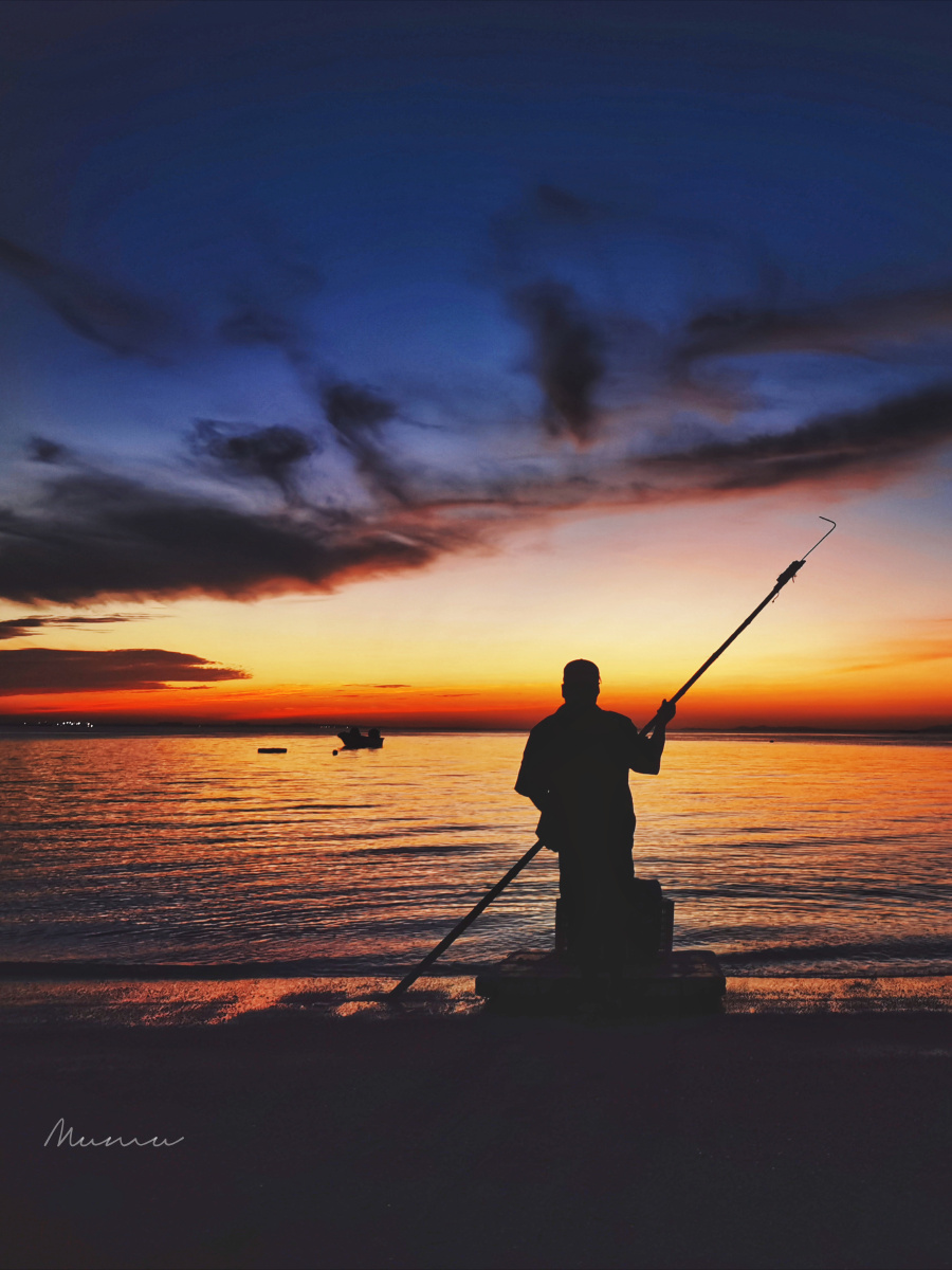 202088厦门观音山赶海的渔民