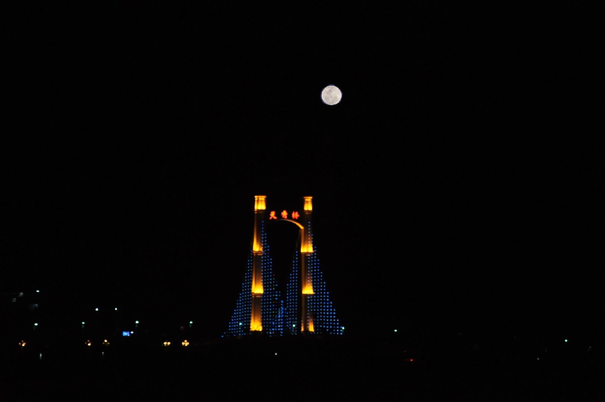 一路长虹拍摄于甘肃省天水市
